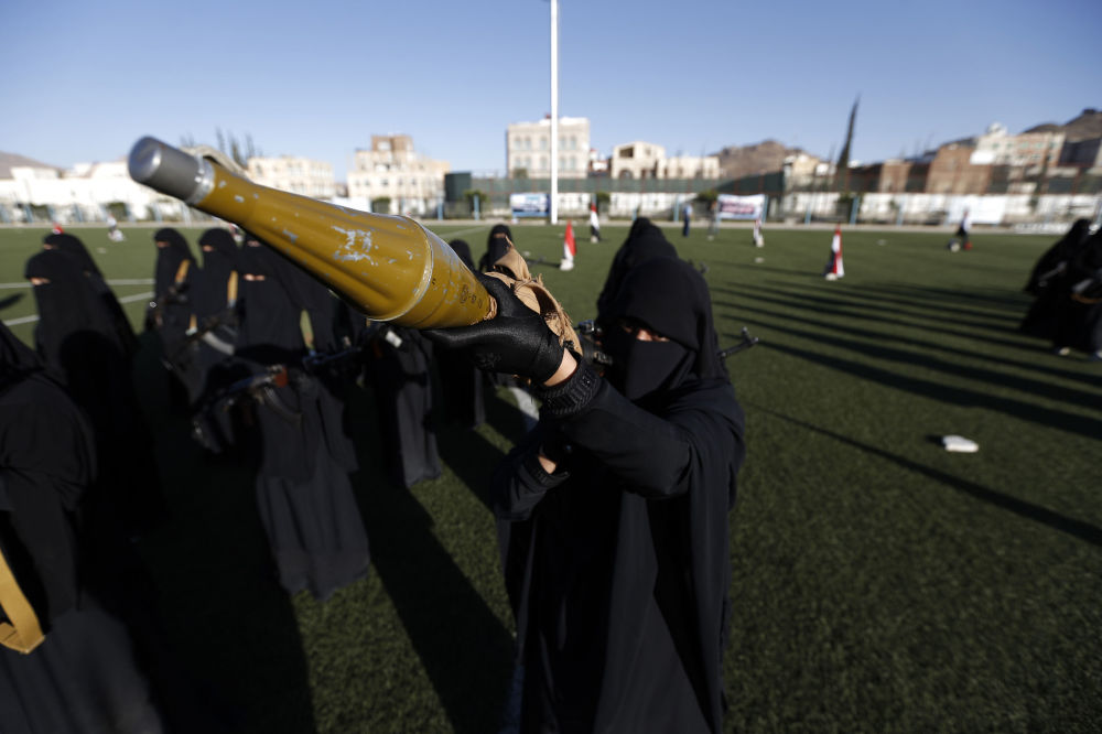 به‌ وێنه‌.. نمايشى سه‌ربازى هێزى ژنانى حوسى ببينه‌